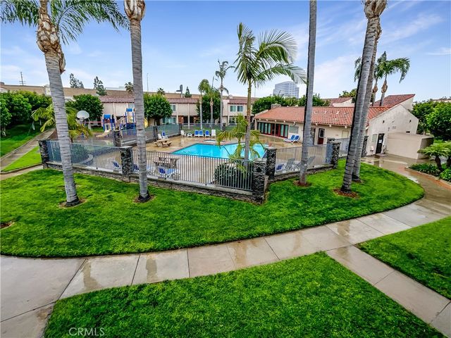 700 W La Veta, Orange, CA 92868