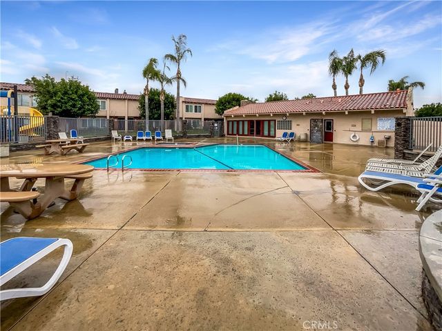 700 W La Veta, Orange, CA 92868