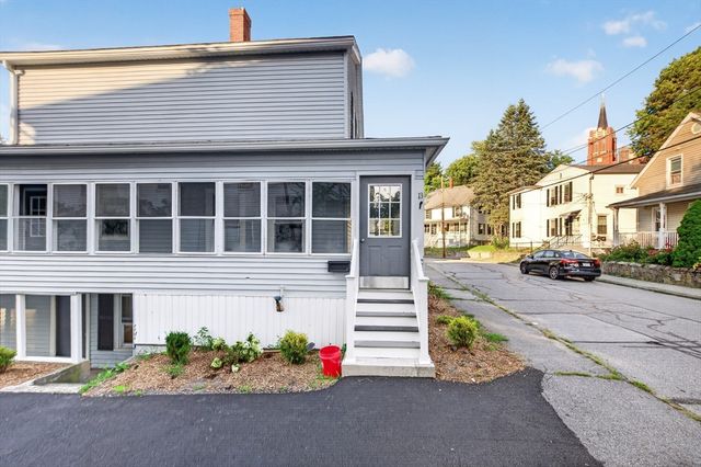 13 Goddard St, Webster, MA 01570