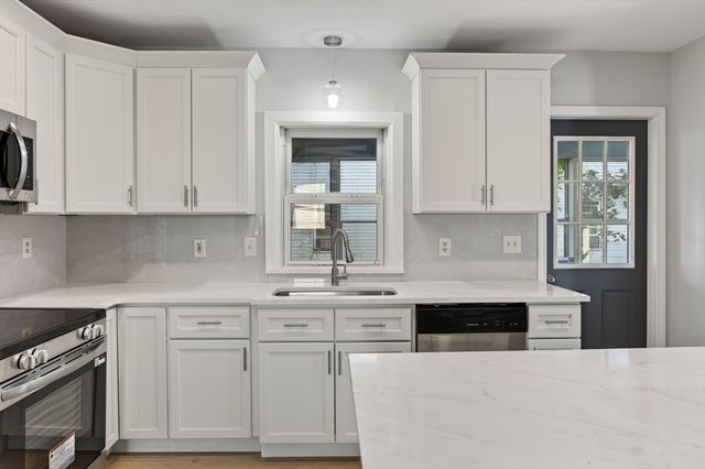 13 Goddard St, Webster, MA 01570