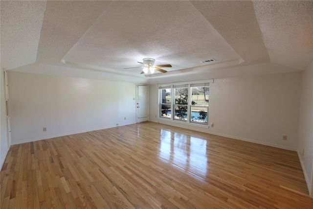 907 Red Oak Creek Drive, Ovilla, TX 75154