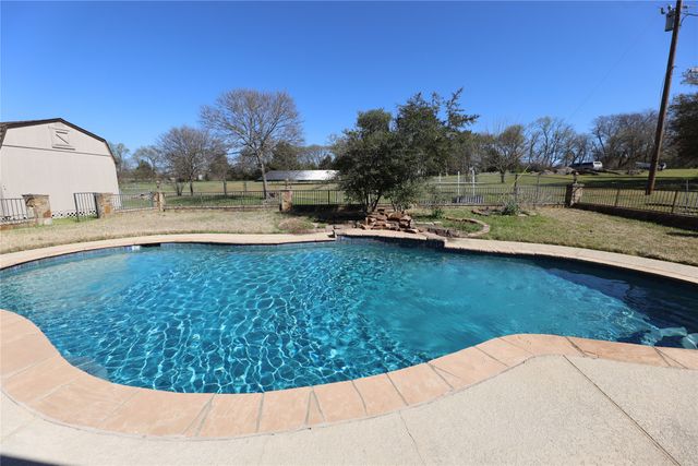 907 Red Oak Creek Drive, Ovilla, TX 75154