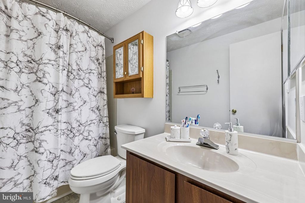 Image 18 of property listing at 7856 MARIOAK DR, Elkridge, MD 21075