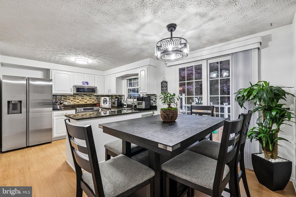 Image 5 of property listing at 7856 MARIOAK DR, Elkridge, MD 21075