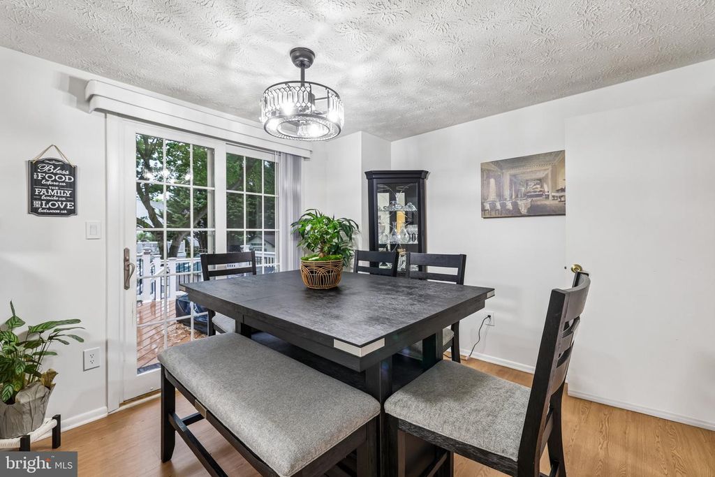 Image 7 of property listing at 7856 MARIOAK DR, Elkridge, MD 21075