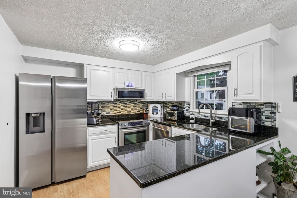 Image 8 of property listing at 7856 MARIOAK DR, Elkridge, MD 21075