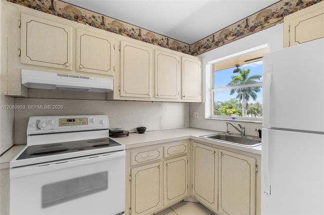 7891 N Sunrise Lakes Drive 305, Sunrise, FL 33322