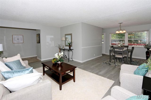 3245 Long Champs Drive, Florissant, MO 63033