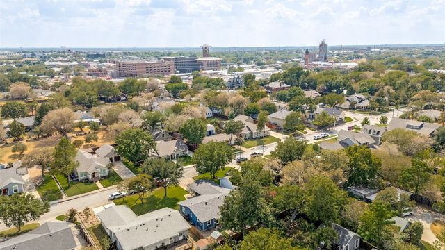 403 E Franklin Street, Grapevine, TX 76051