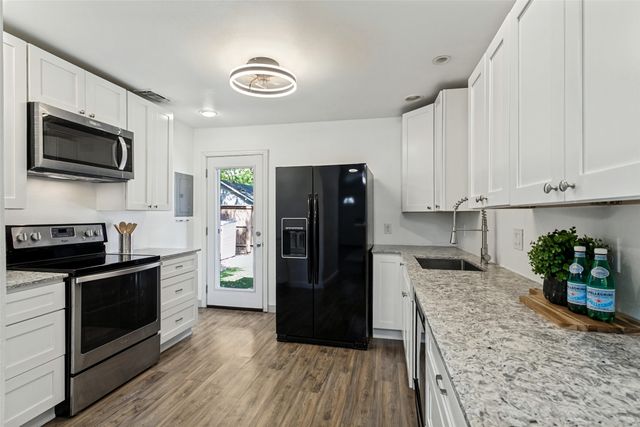 403 E Franklin Street, Grapevine, TX 76051