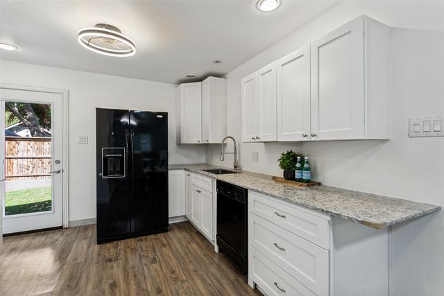 403 E Franklin Street, Grapevine, TX 76051