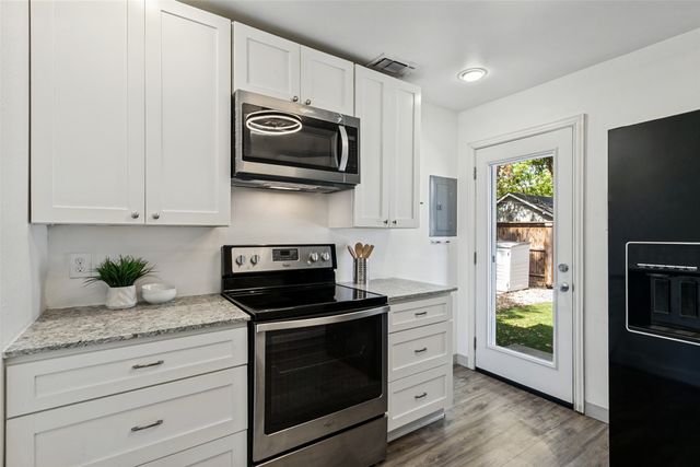 403 E Franklin Street, Grapevine, TX 76051
