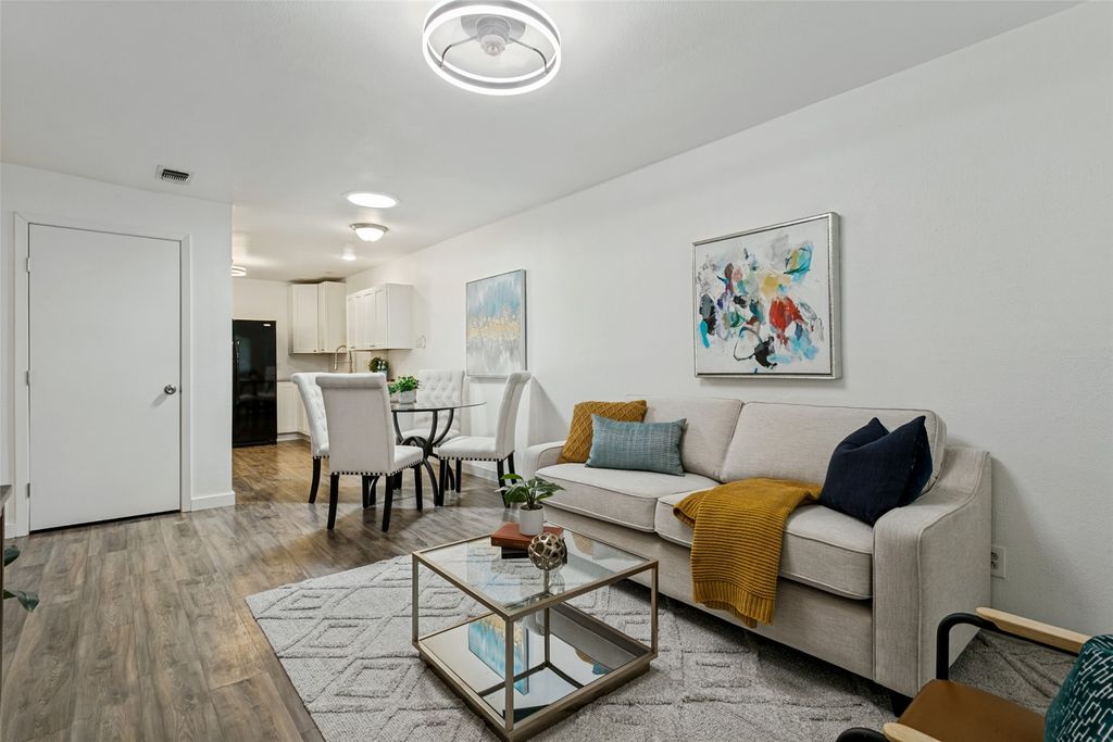 403 E Franklin Street, Grapevine, TX 76051 — photo 4