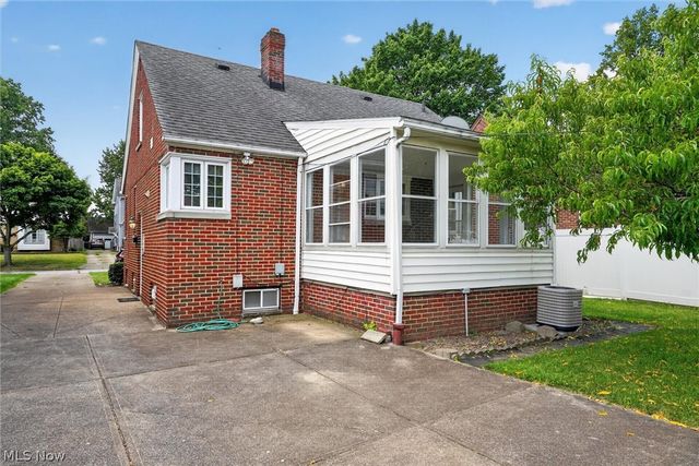 8020 Whitehaven Drive, Parma, OH 44129