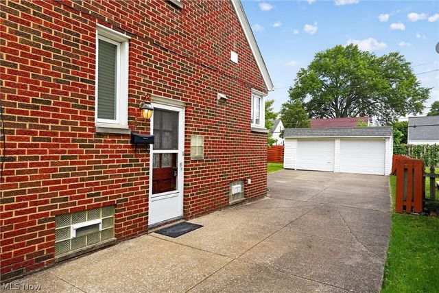 8020 Whitehaven Drive, Parma, OH 44129
