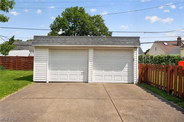 8020 Whitehaven Drive, Parma, OH 44129