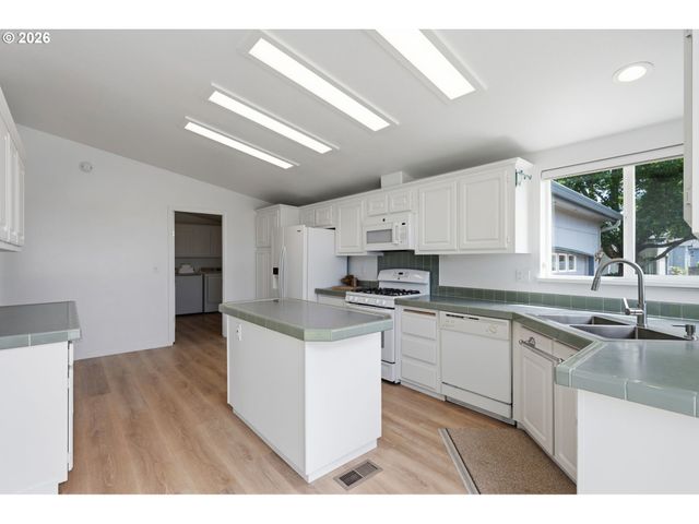 3220 CRESCENT Ave 66, Eugene, OR 97408