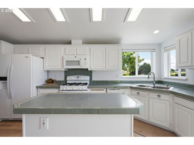 3220 CRESCENT Ave 66, Eugene, OR 97408