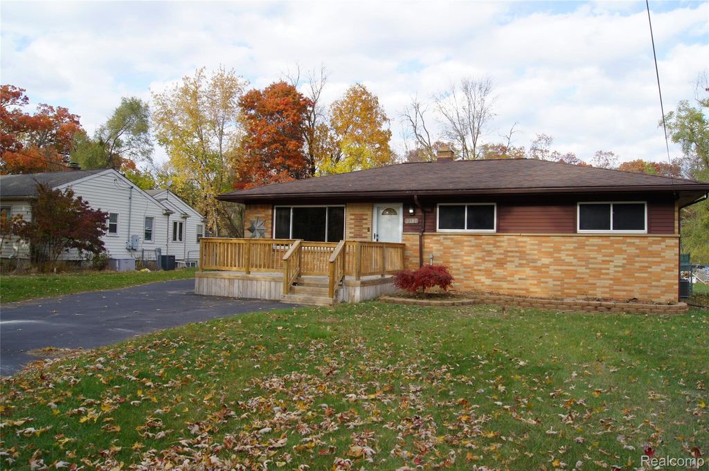 3880 Lotus Drive, Waterford Charter Township, MI 48329