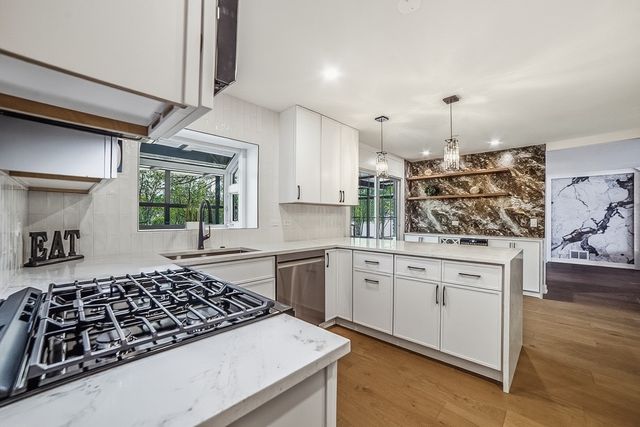 19W071 Avenue Chateaux, Oak Brook, IL 60523