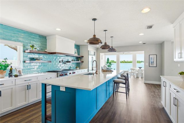 915 BAYSHORE DRIVE, Tarpon Springs, FL 34689