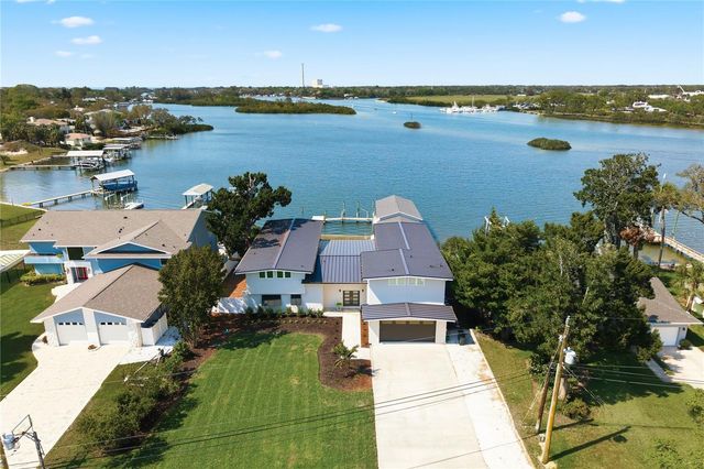915 BAYSHORE DRIVE, Tarpon Springs, FL 34689