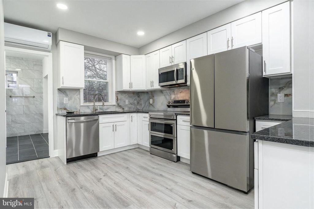 5208 GLENLOCH ST, Philadelphia, PA 19124