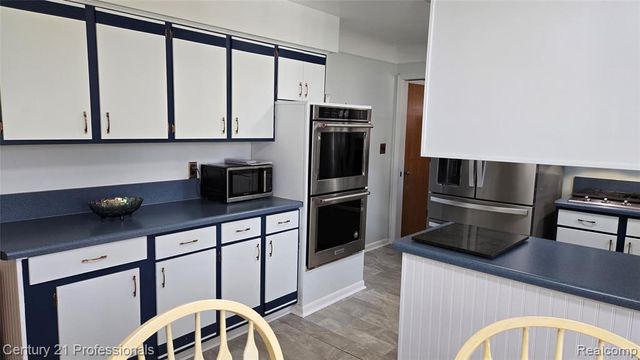 650 Longford Drive, Rochester Hills, MI 48309