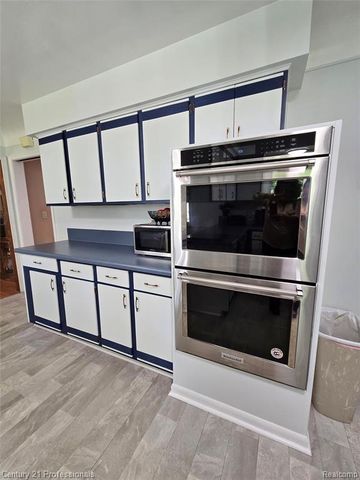 650 Longford Drive, Rochester Hills, MI 48309