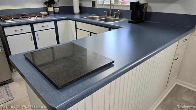 650 Longford Drive, Rochester Hills, MI 48309