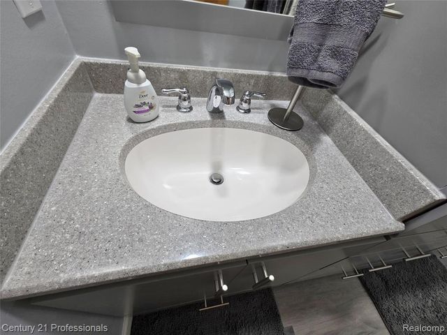 650 Longford Drive, Rochester Hills, MI 48309