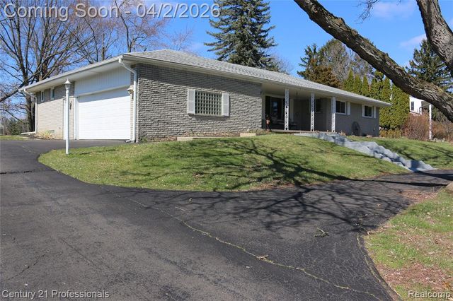 650 Longford Drive, Rochester Hills, MI 48309
