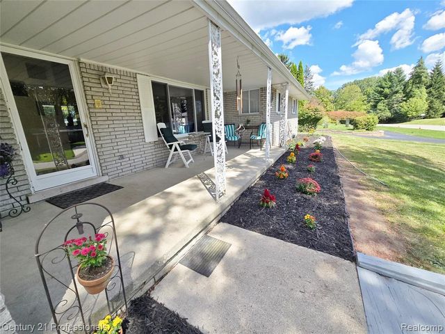 650 Longford Drive, Rochester Hills, MI 48309