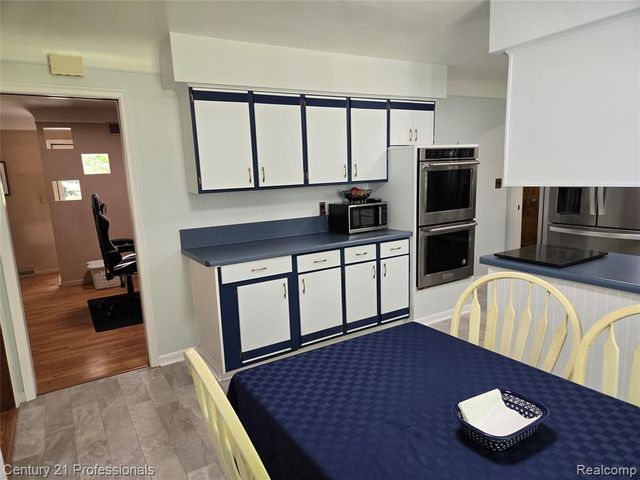 650 Longford Drive, Rochester Hills, MI 48309