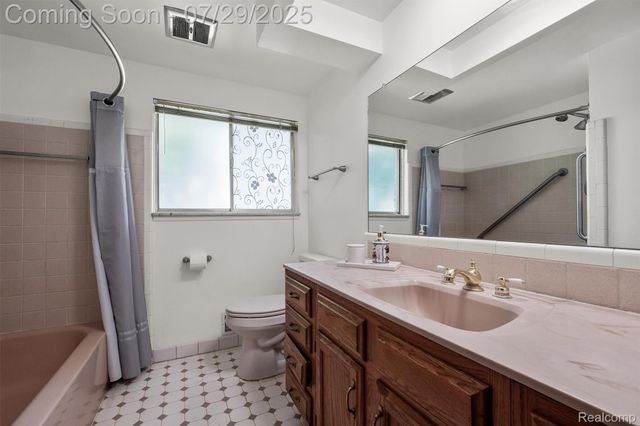 2550 W Walton Boulevard, Waterford Charter Township, MI 48329