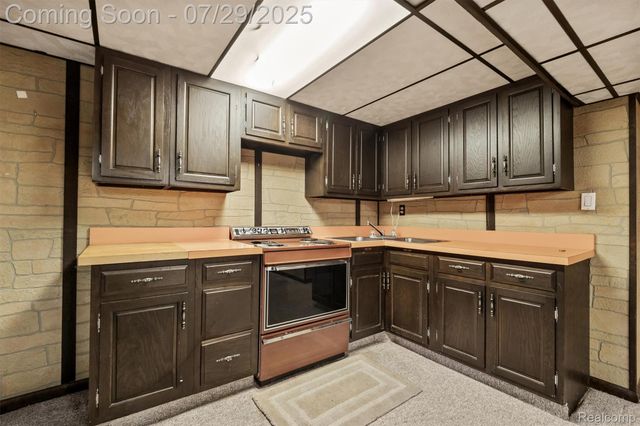 2550 W Walton Boulevard, Waterford Charter Township, MI 48329