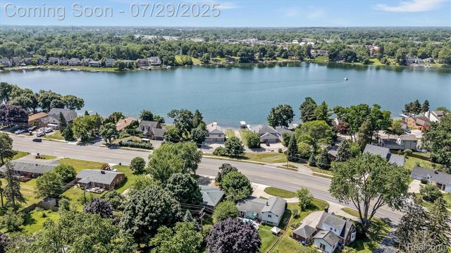 2550 W Walton Boulevard, Waterford Charter Township, MI 48329