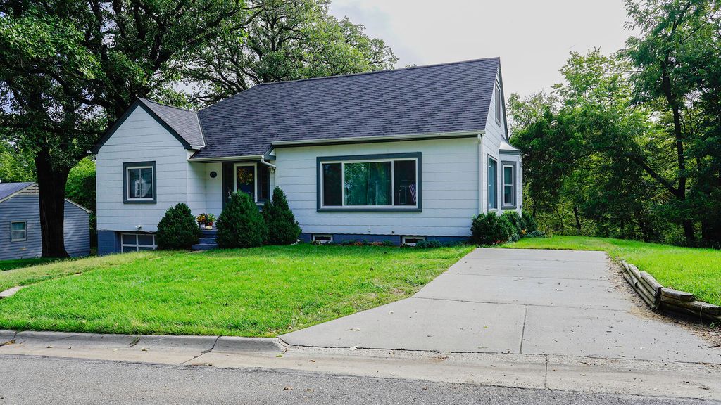 917 GRANDVIEW Avenue, Council Bluffs, IA 51503