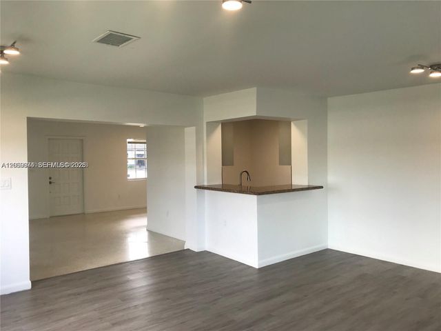 17940 NW 85th Avenue, Hialeah, FL 33015