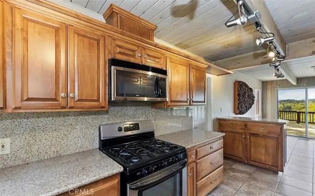 945 N Hospital Road 1, Lake Arrowhead, CA 92352