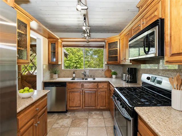 945 N Hospital Road 1, Lake Arrowhead, CA 92352