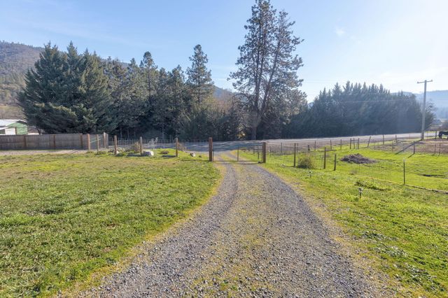 621 Sardine Creek Road, Gold Hill, OR 97525