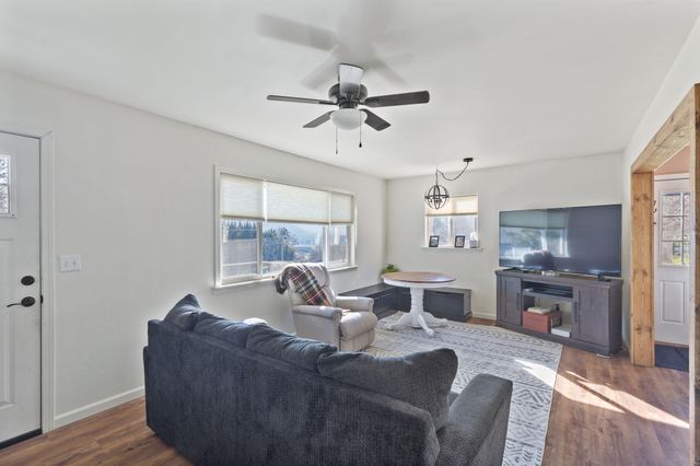 621 Sardine Creek Road, Gold Hill, OR 97525