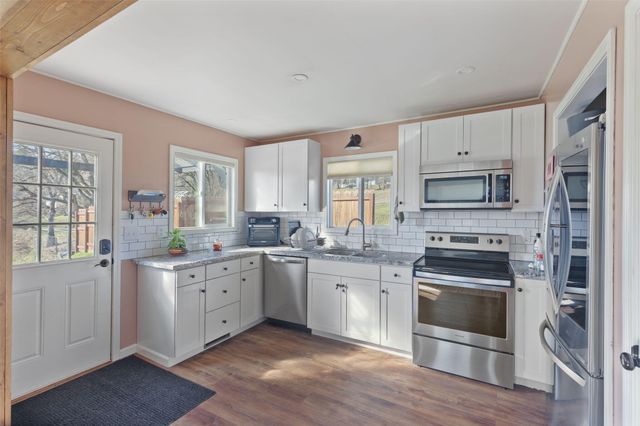 621 Sardine Creek Road, Gold Hill, OR 97525