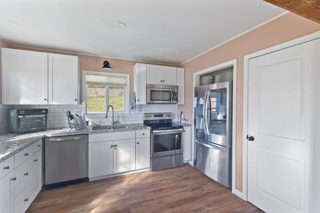 621 Sardine Creek Road, Gold Hill, OR 97525