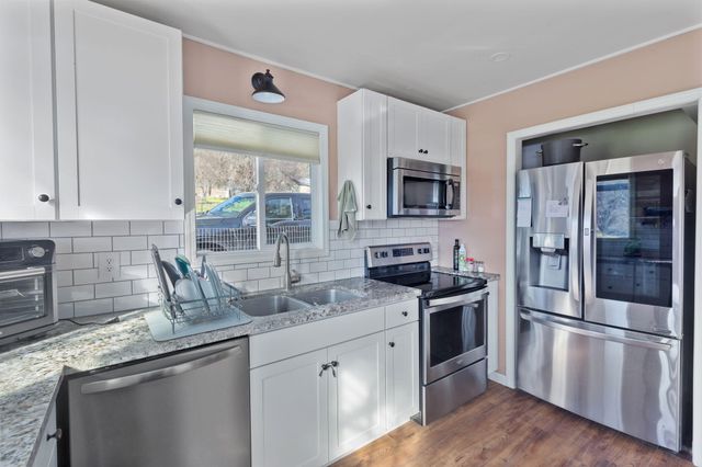 621 Sardine Creek Road, Gold Hill, OR 97525