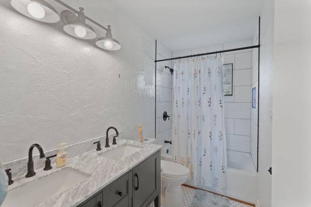 621 Sardine Creek Road, Gold Hill, OR 97525