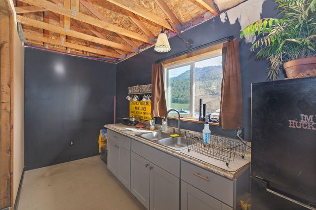 621 Sardine Creek Road, Gold Hill, OR 97525