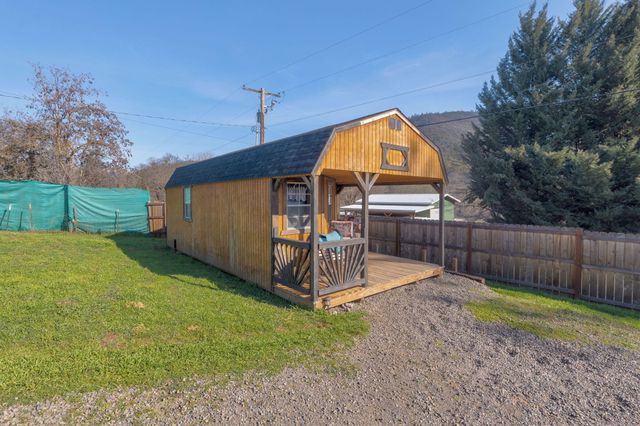 621 Sardine Creek Road, Gold Hill, OR 97525