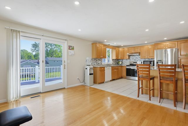 5 Ivy Cir, Randolph, MA 02368